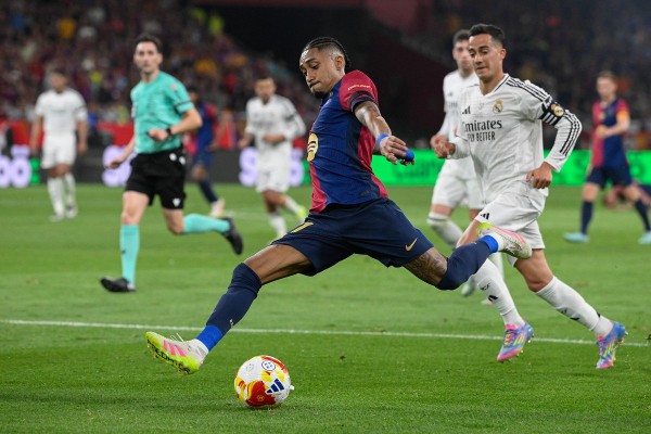 佳夫：作为后卫单场比赛进俩球不常见；沃尔特马德是顶级前锋